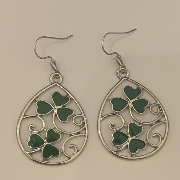 Shamrock Earring, St. Patrick's Day Earring, Clover Earring, Shamrock Jewelry - Picture 3 of 5